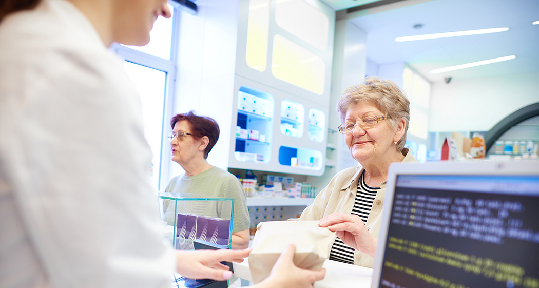 Flere ulike veiledningstjenester i apotek for eldre legemiddelbruker har dokumentert effekt, fastslår FIP i ny rapport. (Illustrasjon Shutterstock)